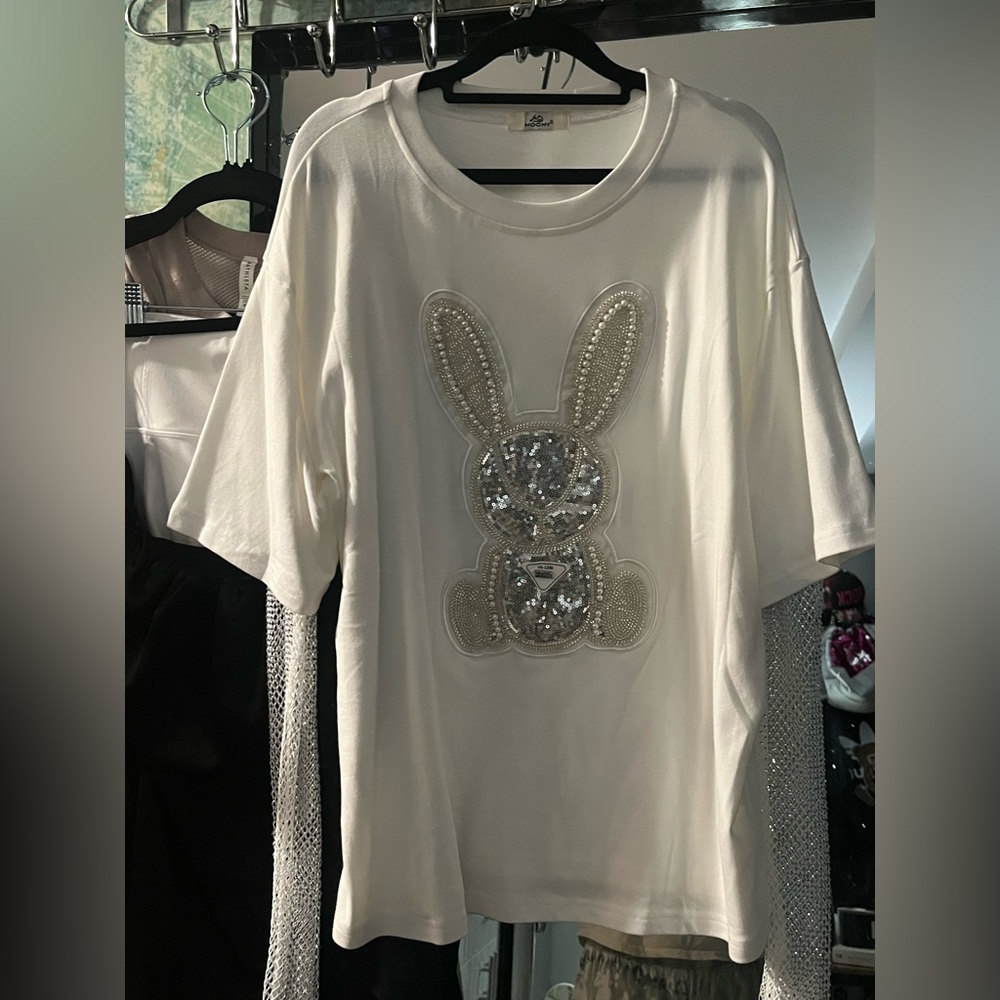New Mochy White Top featuring a rhinestone, pearl & sequin bunny rabbit design🐰